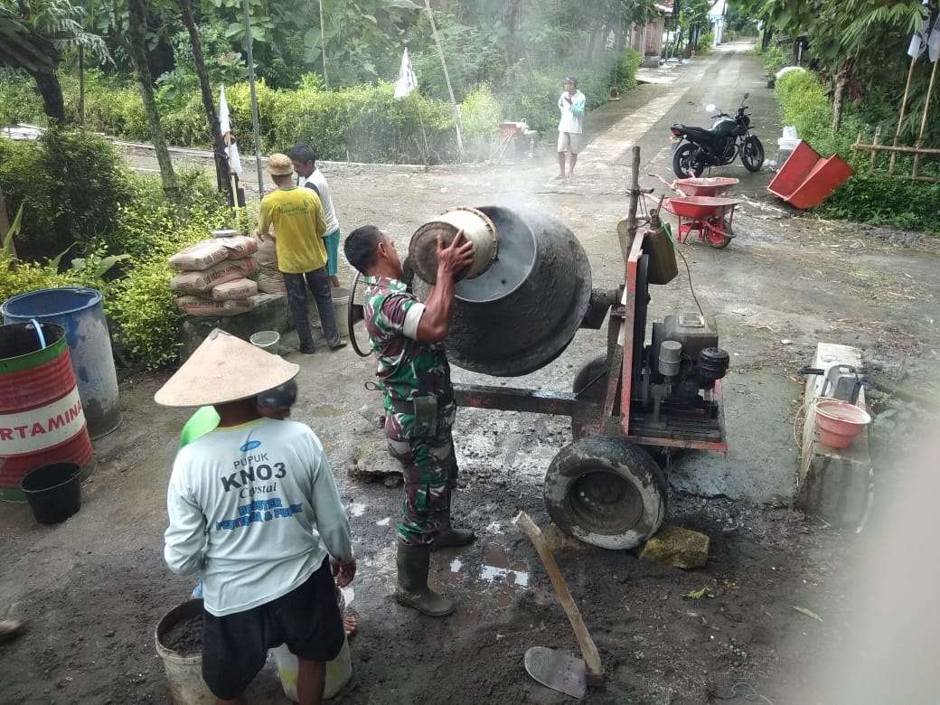 Peran Babinsa Jenalas Dalam Perbaikan Jalan Desa