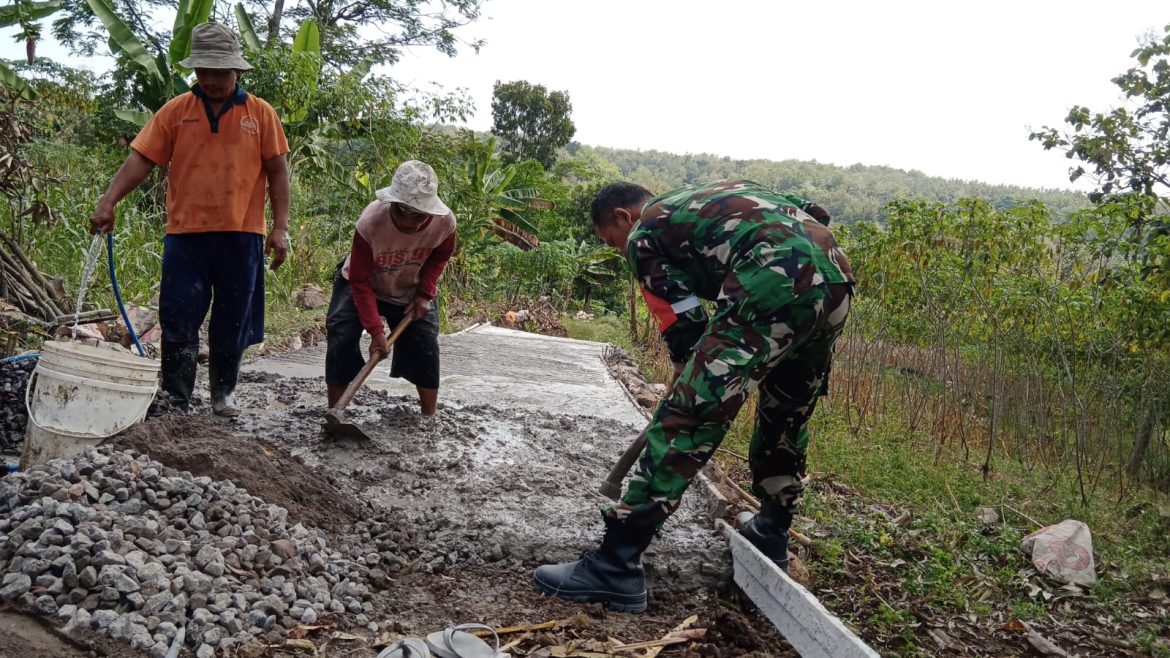 Penuh Semangat Babinsa Klego Bantu Masyarakat