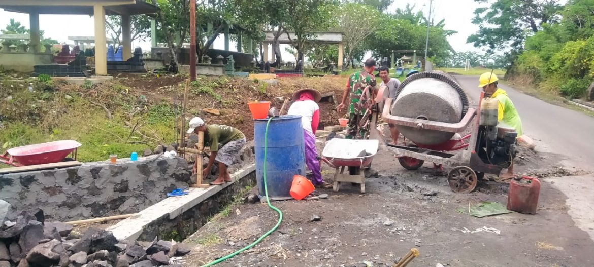 Babinsa Bantu Pembuatan Talud Penahan Longsor