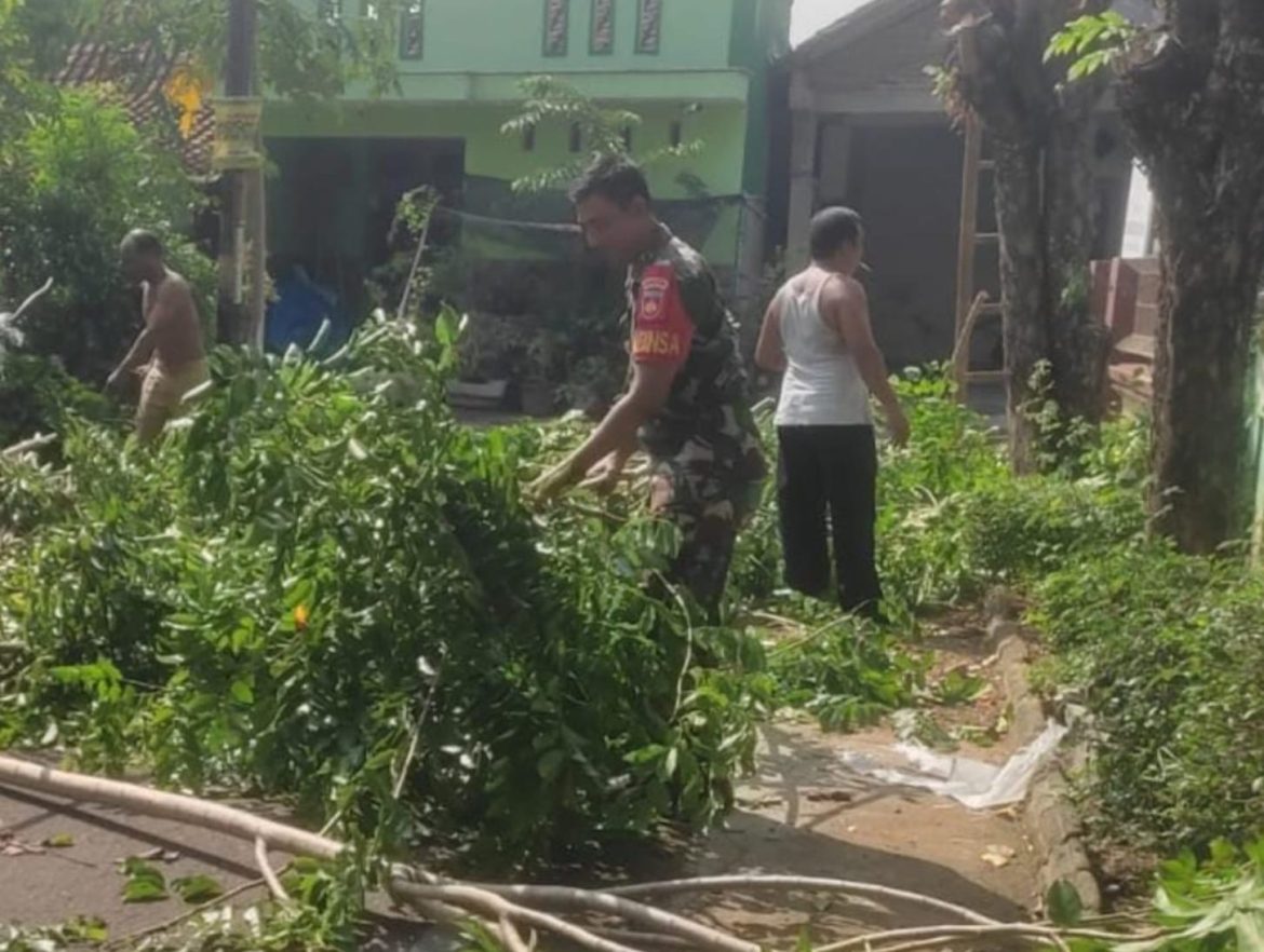 Peduli Lingkungan, Babinsa Kerja Bakti Pembersihan Lingkungan