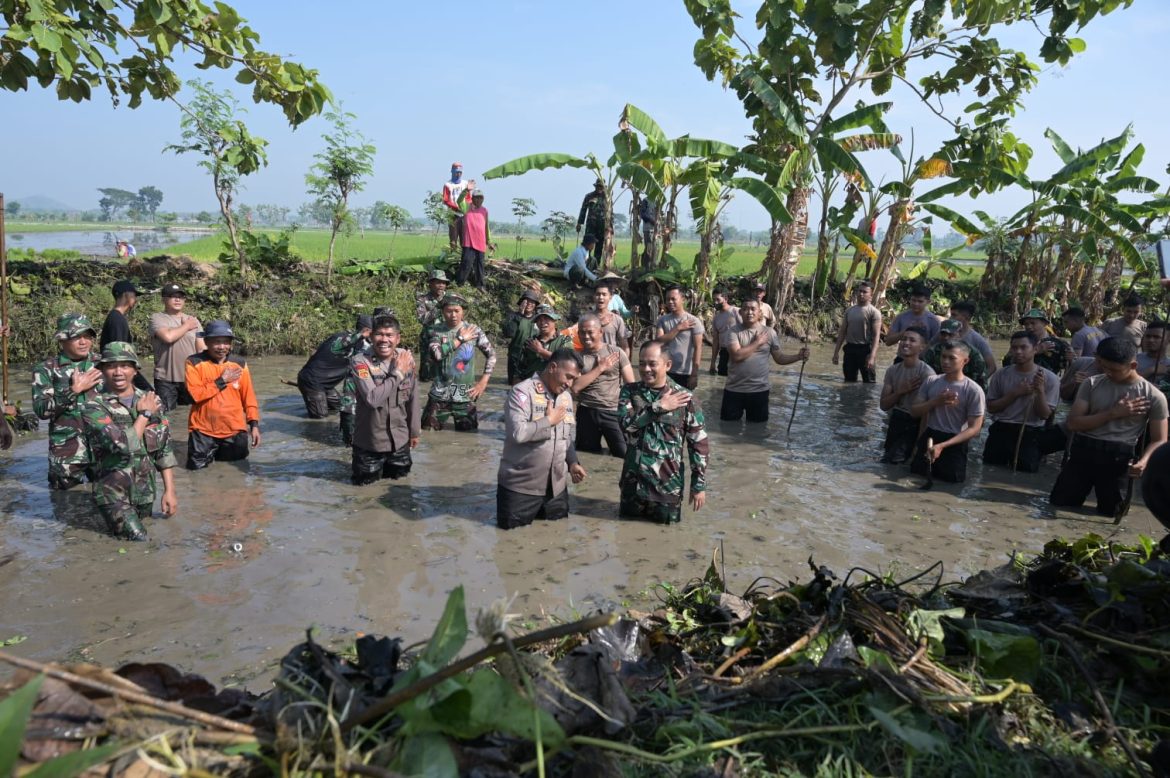 Kembali Bersinergi, Kodim 0726/Sukoharjo Karya Bakti TNI-Polri Bersihkan Sungai Grajegan