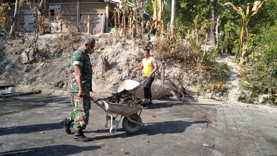 Babinsa Bantu Pembersihan Puing-puing Kandang Kambing Yang Terbakar