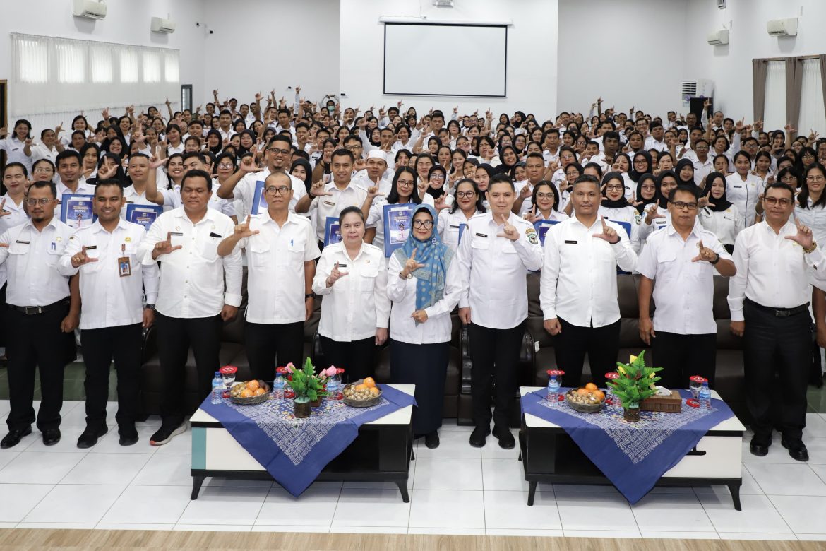 Penyerahan Perpanjangan SK PPPK Tahun 2022 di Ruang Serbaguna Pemko Pematangsiantar.