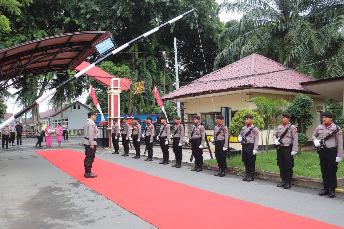 Kapolres Langkat Baru AKBP David Triyo Prasojo Terima Penyambutan dan Penghormatan saat Tiba di Polres Langkat