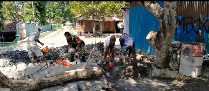 Menjunjung Tinggi Nilai-Nilai Kebersamaan, Babinsa Bantu Bangun Rumah