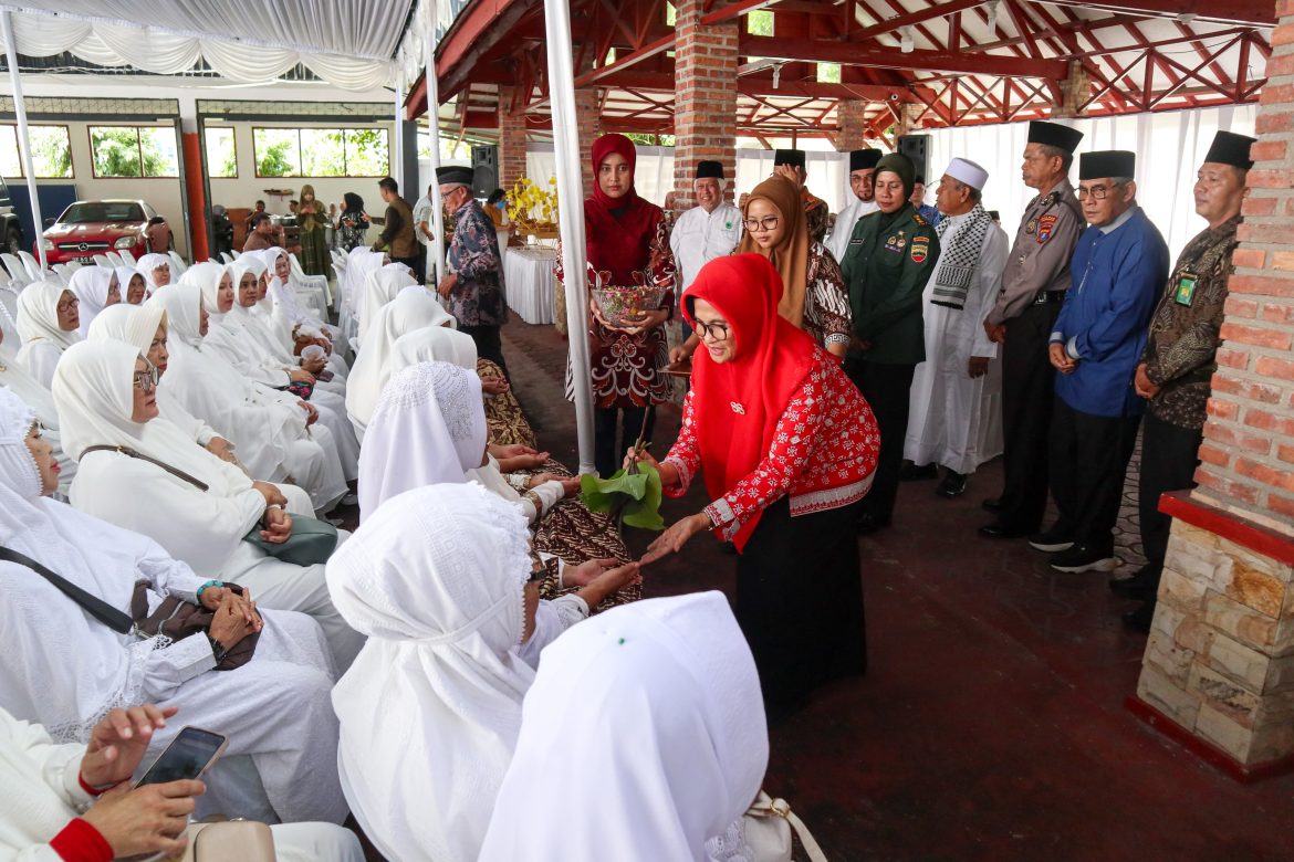 Tepung-tawar Jamaah Haji/Hajjah Pulang dari Tanah Suci.