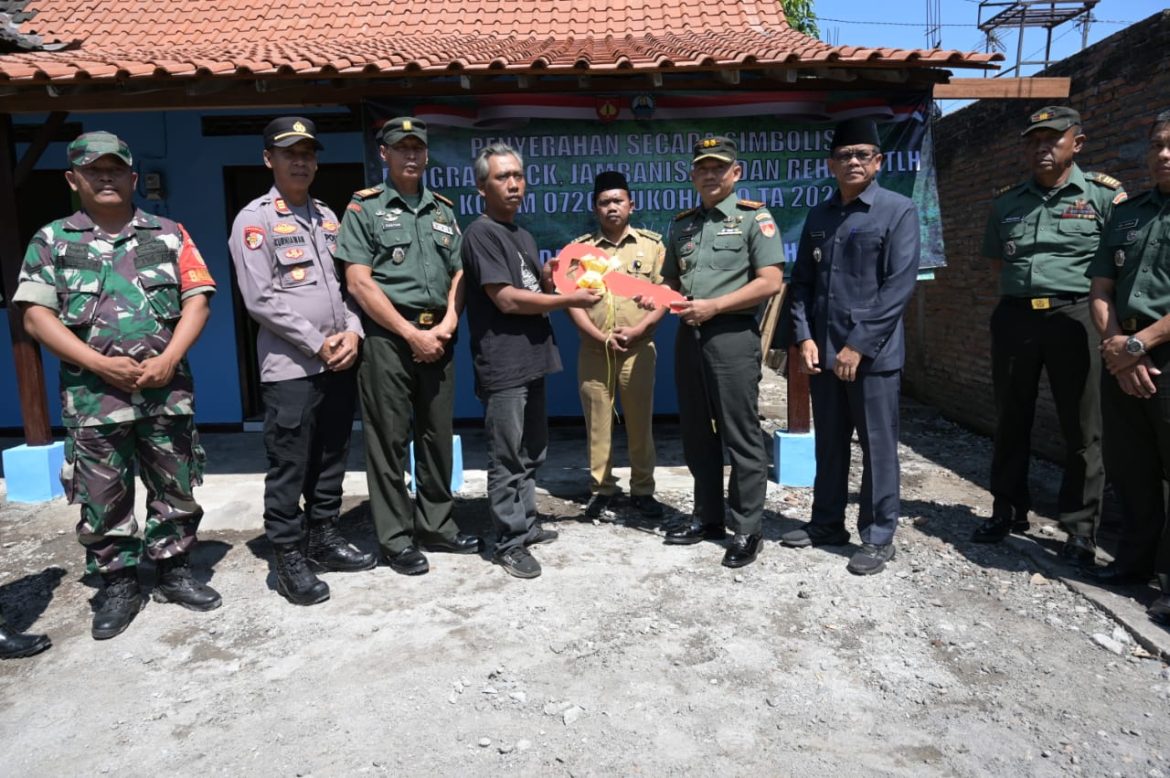 Dandim 0726/Sukoharjo Serahkan Kunci Hasil Renovasi RTLH di Desa Gedangan
