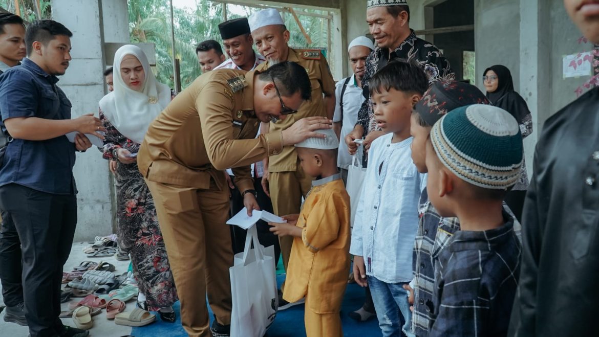 Pj. Bupati Batu Bara Berikan Bantuan pada Anak Yatim dan Dukung Pembangunan Masjid