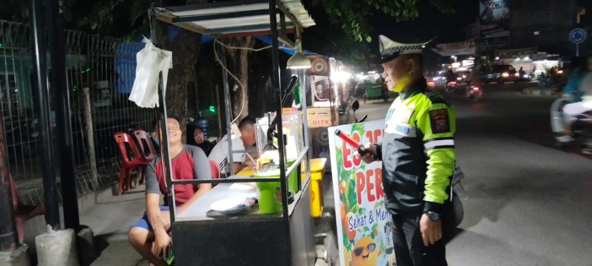 Sat Lantas Polres T.Balai Himbau Humanis Para Pedagang Tidak Menjajakan Dagangannya Menggunakan Badan Jalan
