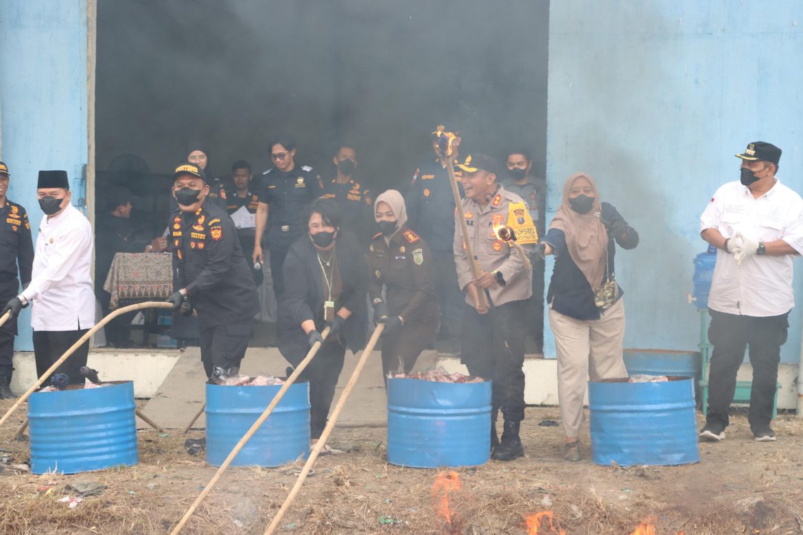 Polres T.Balai Hadiri Pemusnahan Hasil Penindakan Kepabean & Cukai Barang Milik Negara