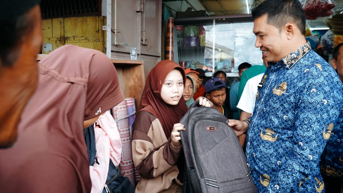 Pj. Bupati Heri Wahyudi Santuni Siswa Korban Kapal Tenggelam di Tanjung Tiram
