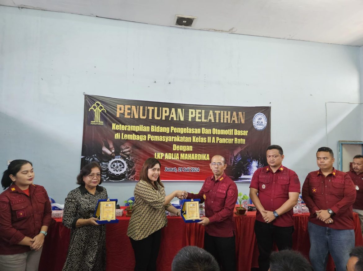 Tutup Pelatihan Kemandirian, WBP Lapas Pancur Batu Terima Sertifikat Pelatihan dari LKP Adlia Mahardika