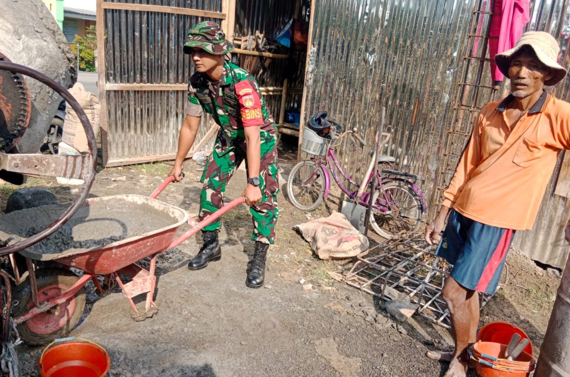 Wujudkan Kemanunggalan, Babinsa Bantu Warga Bangun Rumah