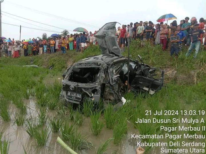 Tabrakan Dengan Kereta Api, Mobil Minibus Terseret 30 Meter 6 orang Tewas, 1 Orang Luka-Luka