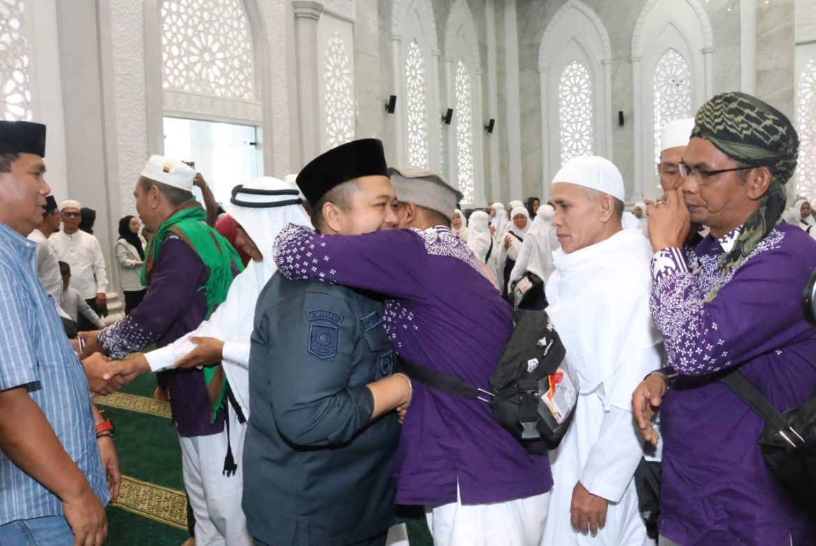 Sambut Kedatangan Haji Tapsel Bupati Dolly pasaribu Dengan Penuh Rasa Haru