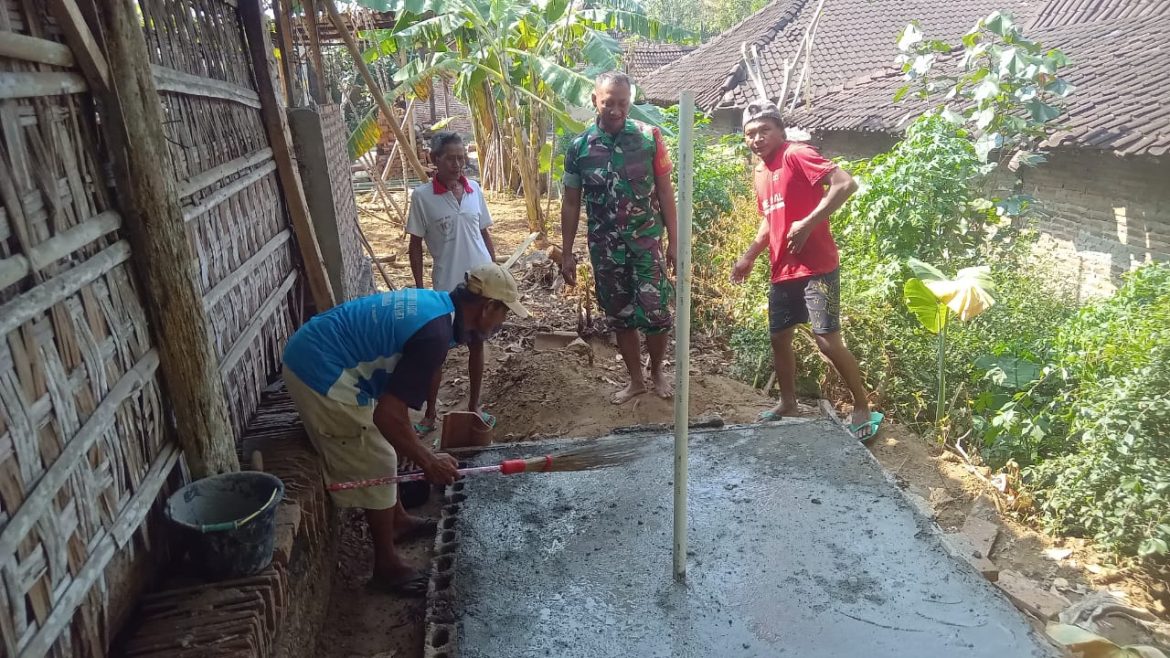 Babinsa Boyolali Bantu Pembangunan Jamban Sehat