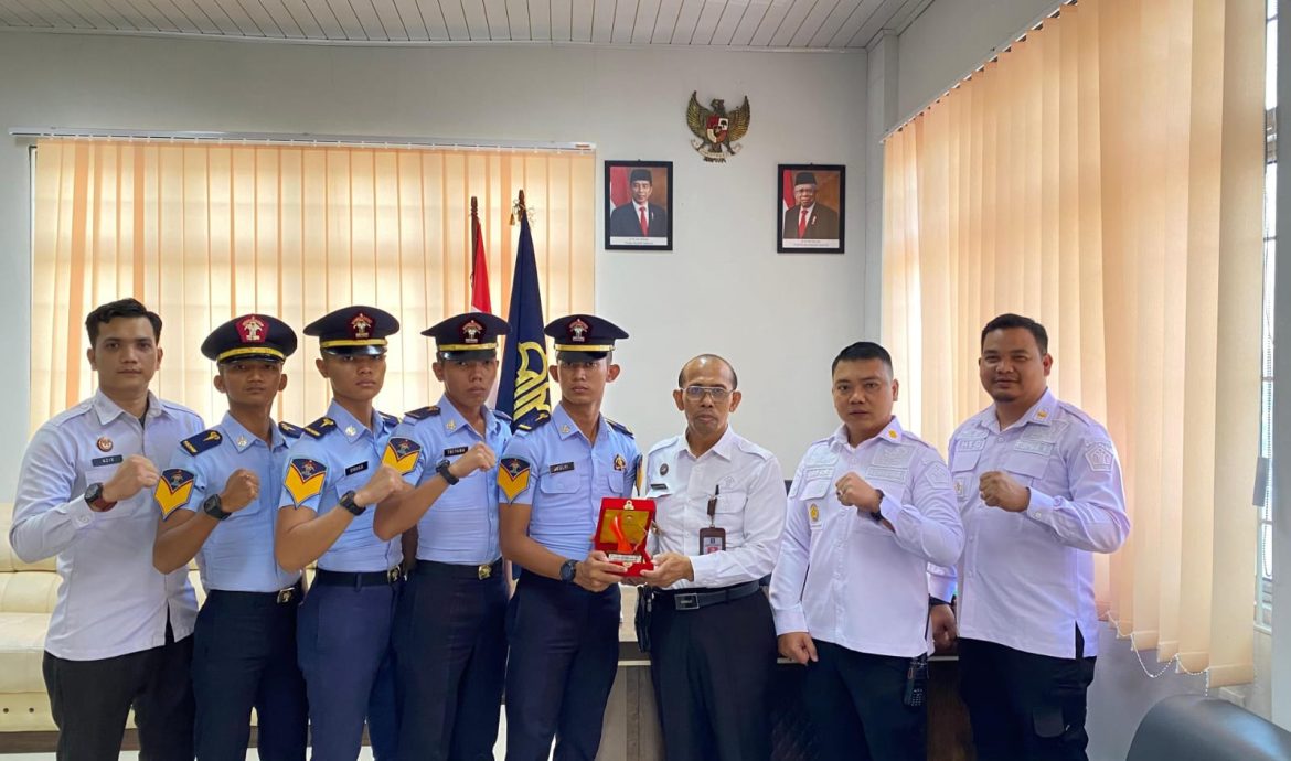 Taruna Poltekip Berikan Kenang – kenangan Berupa Plakat Kepada Lapas Kelas IIA Pancur Batu.