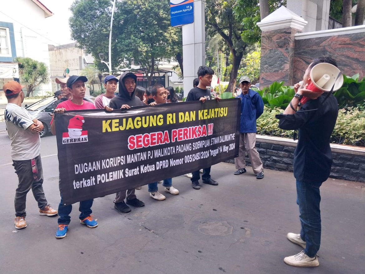GERBRAKSU GERUDUK KEJAKSAAN AGUNG, DESAK USUT DUGAAN KORUPSI DI Padang SIDEMPUAN///.