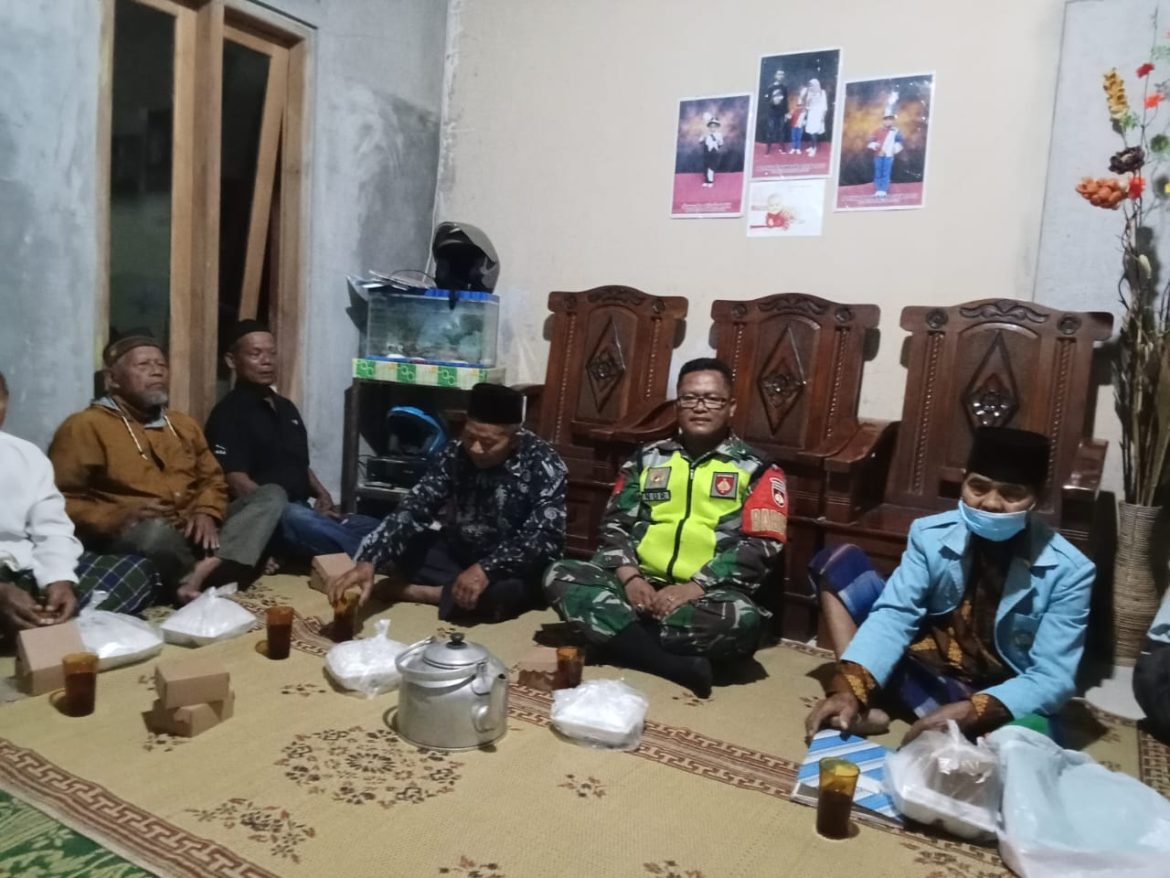 Dekat Dengan Rakyat, Babinsa Simo Hadiri Hajatan Warga