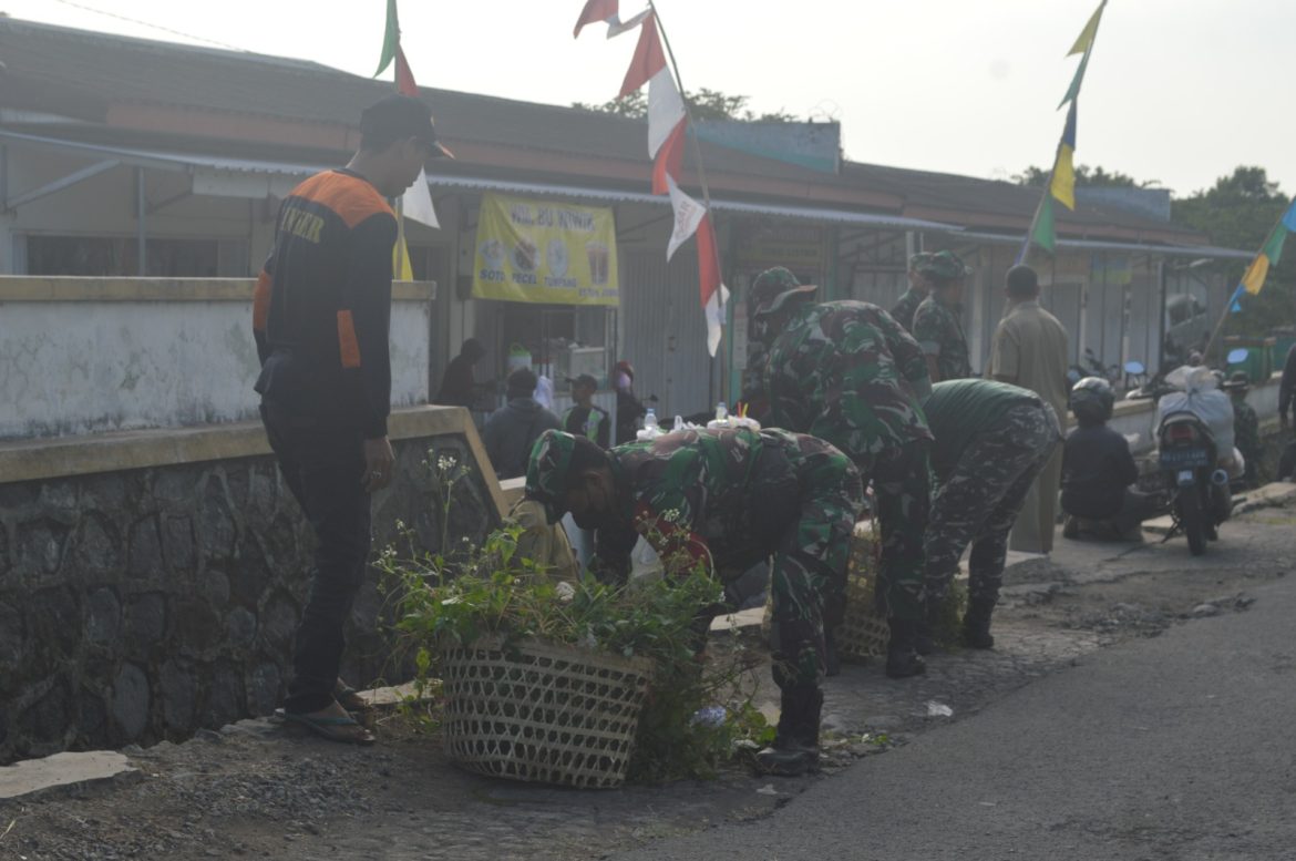 Ciptakan Lingkungan Sehat Kodim Boyolali Beserta Elemen Masyarakat Bersihkan Pasar Mojosongo
