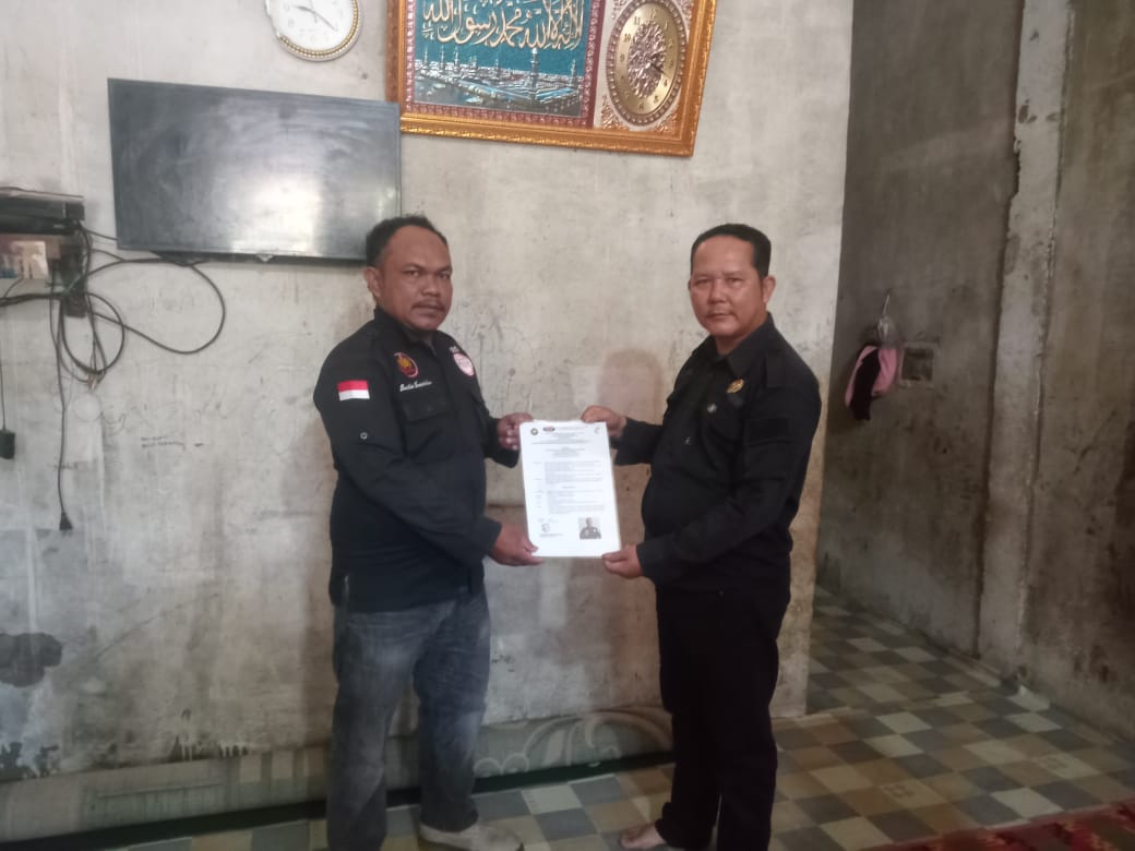 Pimred Mediakompas.id., Langsung Serahkan SK Pengangkatan Kaperwil Tabagsel