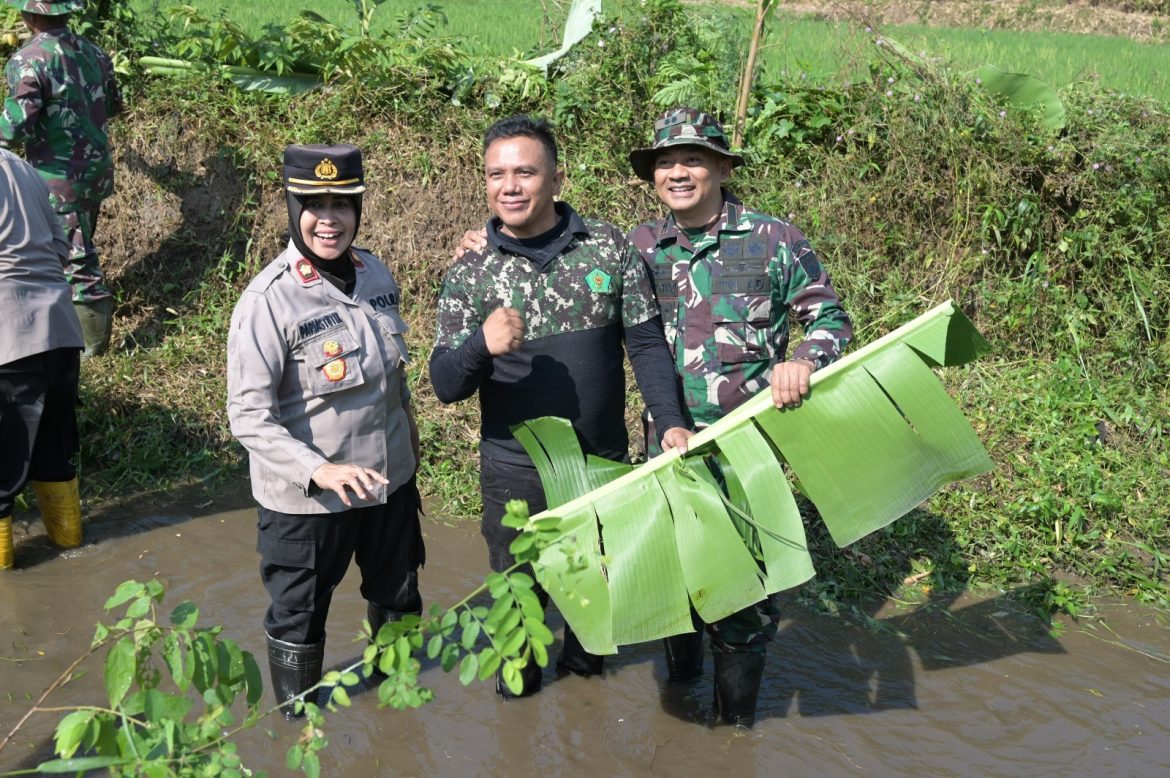 Kodim 0726/Sukoharjo Gelar karya Bakti TNI-Polri Bersih-bersih sungai di desa Kragilan