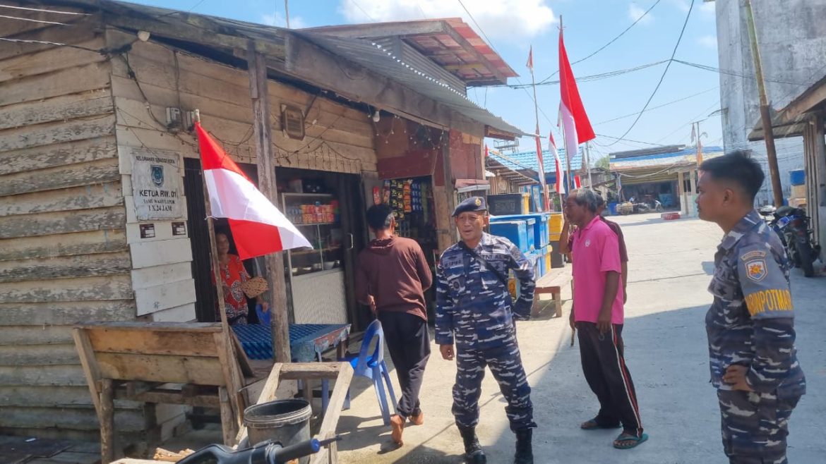 Sambut HUT RI Ke-79 Lanal Dumai ,Khususnya Posal Sinaboi Berikan Bendera Merah Putih Pada masyarakat dan Nelayan,Kepenghuluan Sinaboi Kab.Rohil (Riau)