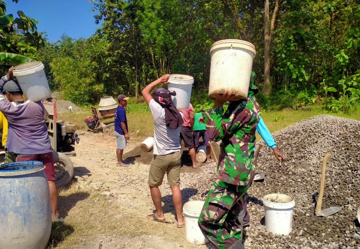Babinsa Kerja Bakti Pembangunan Infrastruktur Jalan yang Mendukung Kesejahteraan Masyarakat