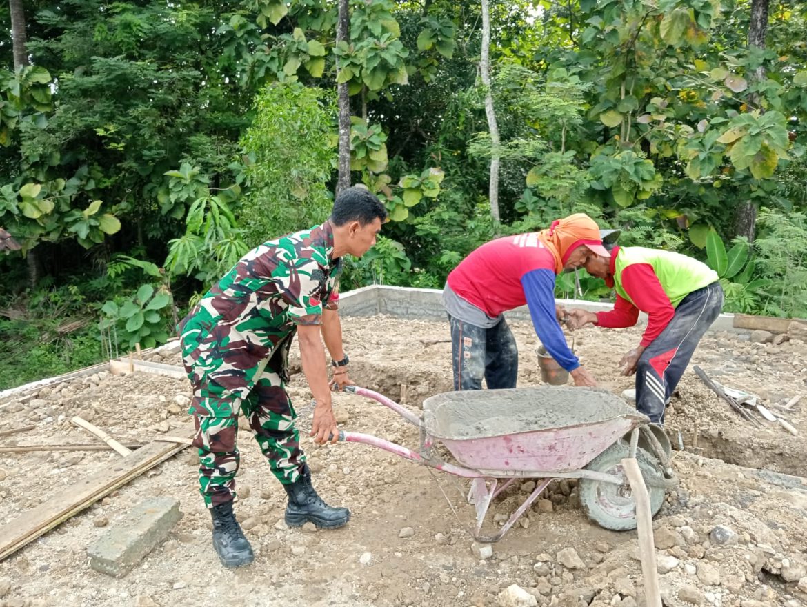 Wujudkan Manunggal TNI-Rakyat, Babinsa Bantu Warga Bangun Rumah