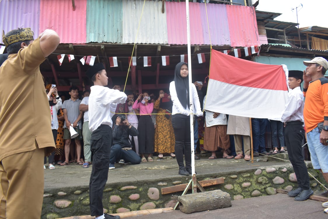 Walau Volume Air Naik, Sanggar Perkasa Bersama Masyarakat Kampung Aur Upacara Bendera 17 Agustus 2024 di Sungai Deli