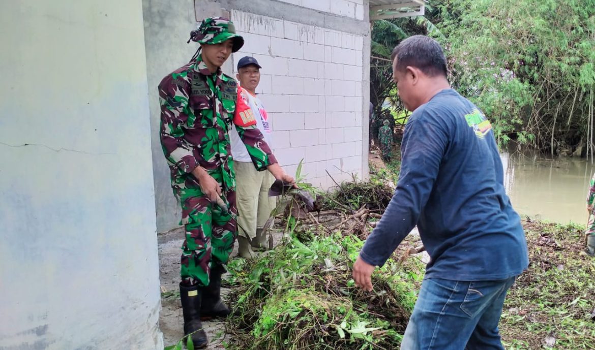 Babinsa Brangkal Berperan Aktif Dalam Menjaga Kebersihan Lingkungan Sekitar Sungai