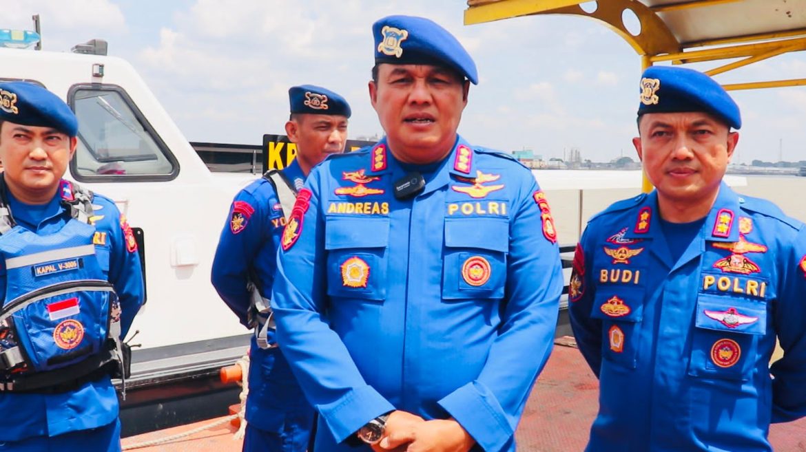 Jalankan Misi Kemanusiaan, Dirpolairud Polda Sumsel Lepas Keberangkatan KM LCT Sei Rawas ke Lalan.