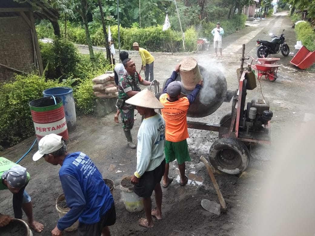 Pererat Silaturahmi, Babinsa Bantu Pengecoran Jalan