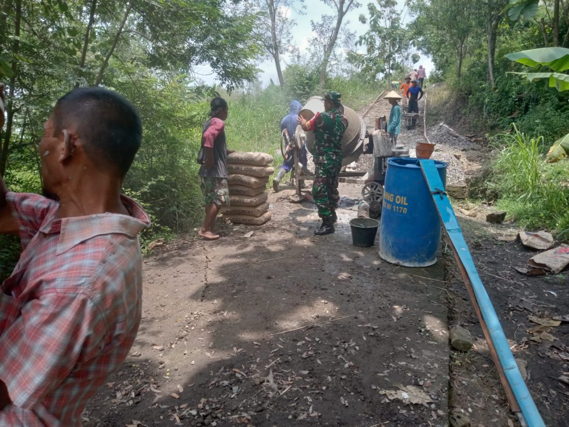 Babinsa Berjibaku, Jalan Desa Gilirejo Semakin Mulus