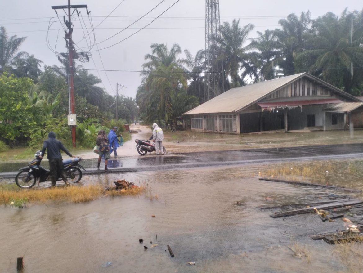 Banjir kerap terjadi Di Simpang SKL lama kec. Muara Batang Toru kab. Tapanuli Selatan sumut