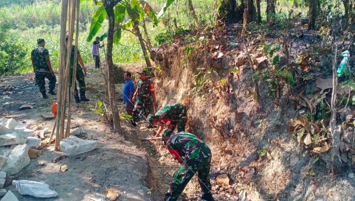 Koramil  Gesi  Gotong Royong, Bantu Warga Perbaiki Talud Jalan Rusak