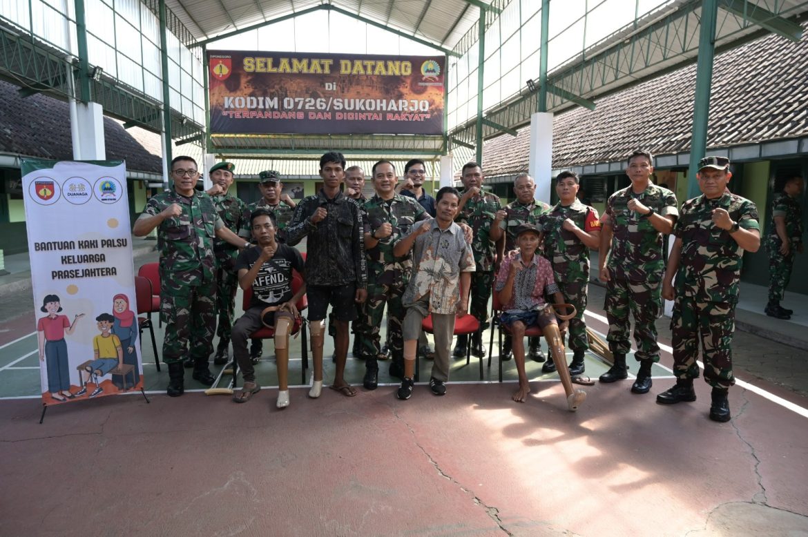 Kodim 0726/Sukoharjo dan PT. Dua Naga memberikan Bantuan Kaki Palsu kepada penyandang Disabilitas.