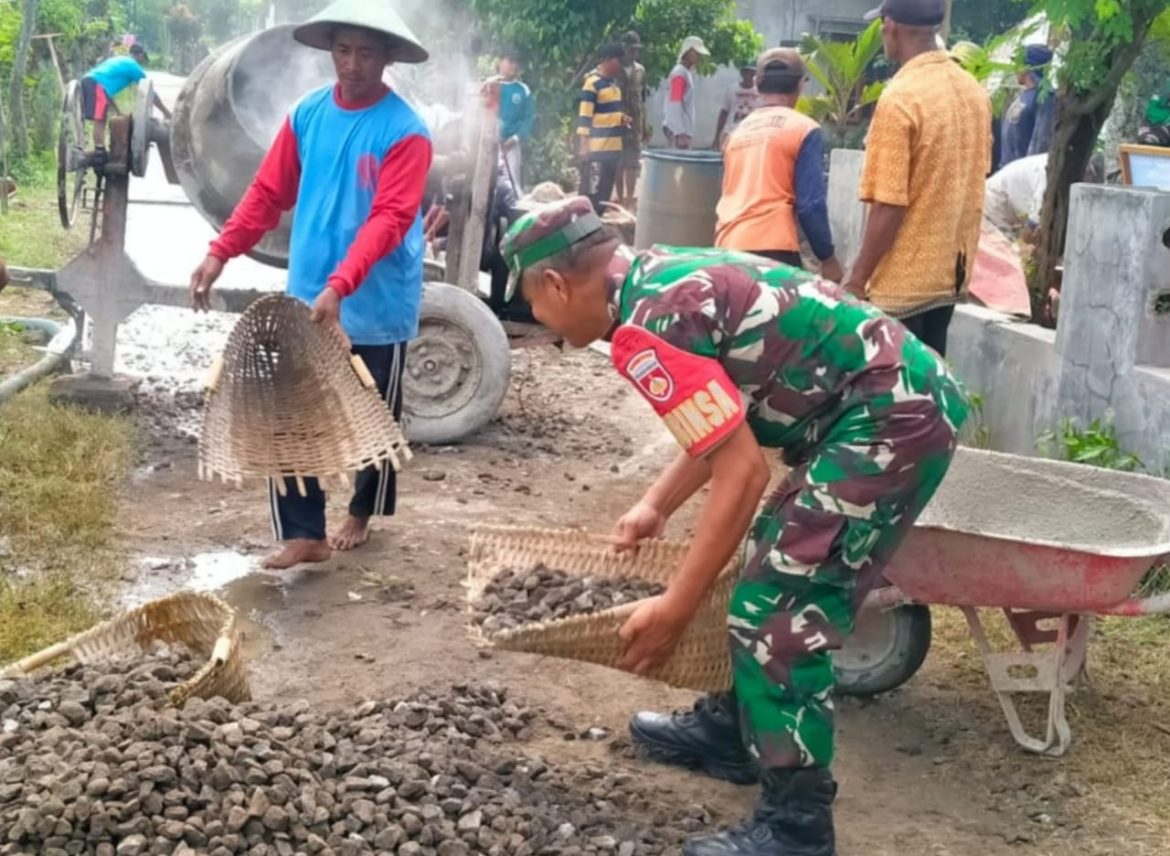 Babinsa Berikan Tenaga dan Semangat Bantu Cor Jalan