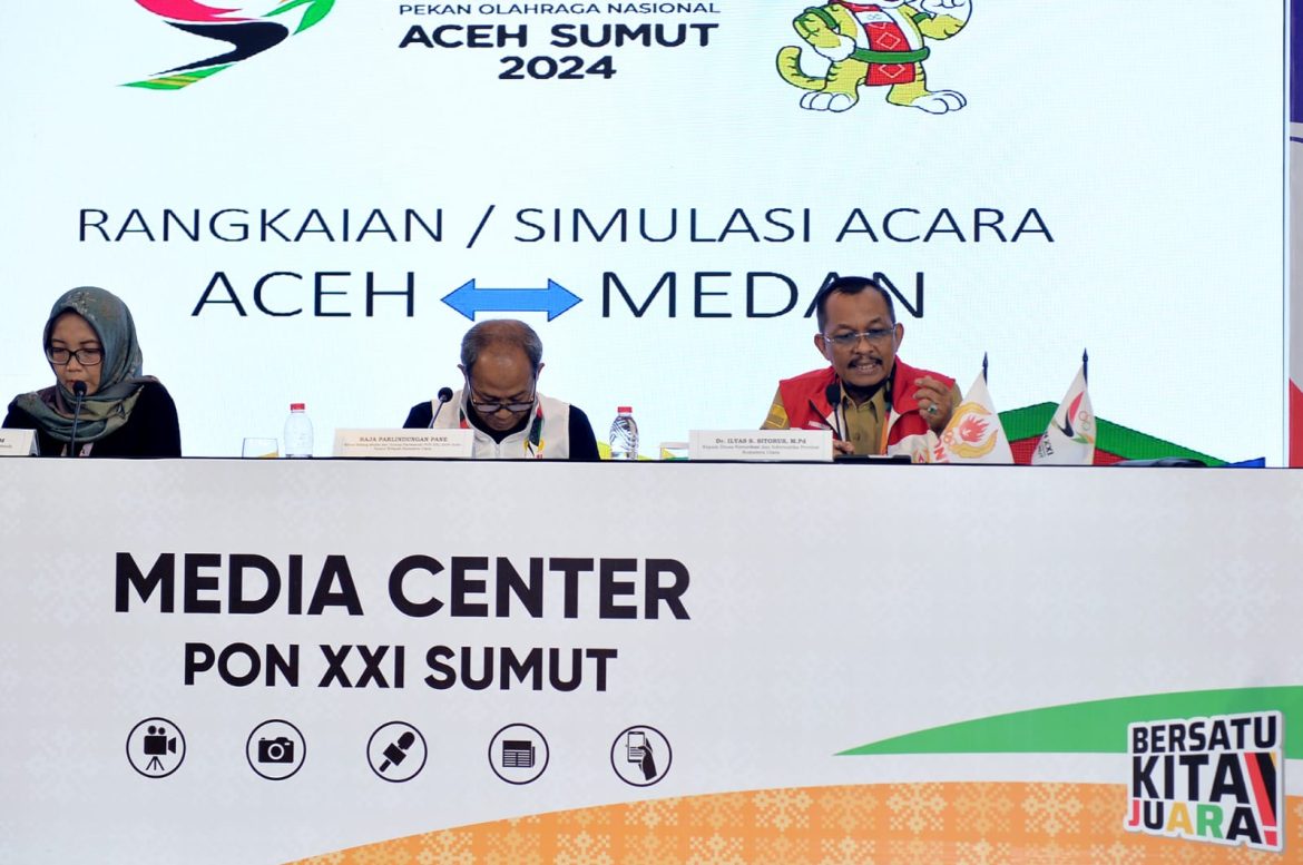 Atlet Legenda Bawa Api Obor Pada Open Ceremony PON XXI Wilayah Sumut