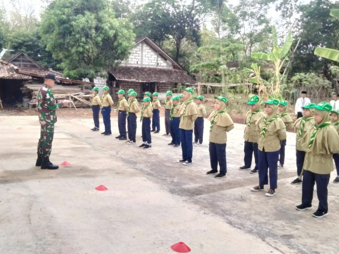Babinsa Nogosari Tanamkan Kedisiplinan Sejak Dini Pada Siswa Sekolah