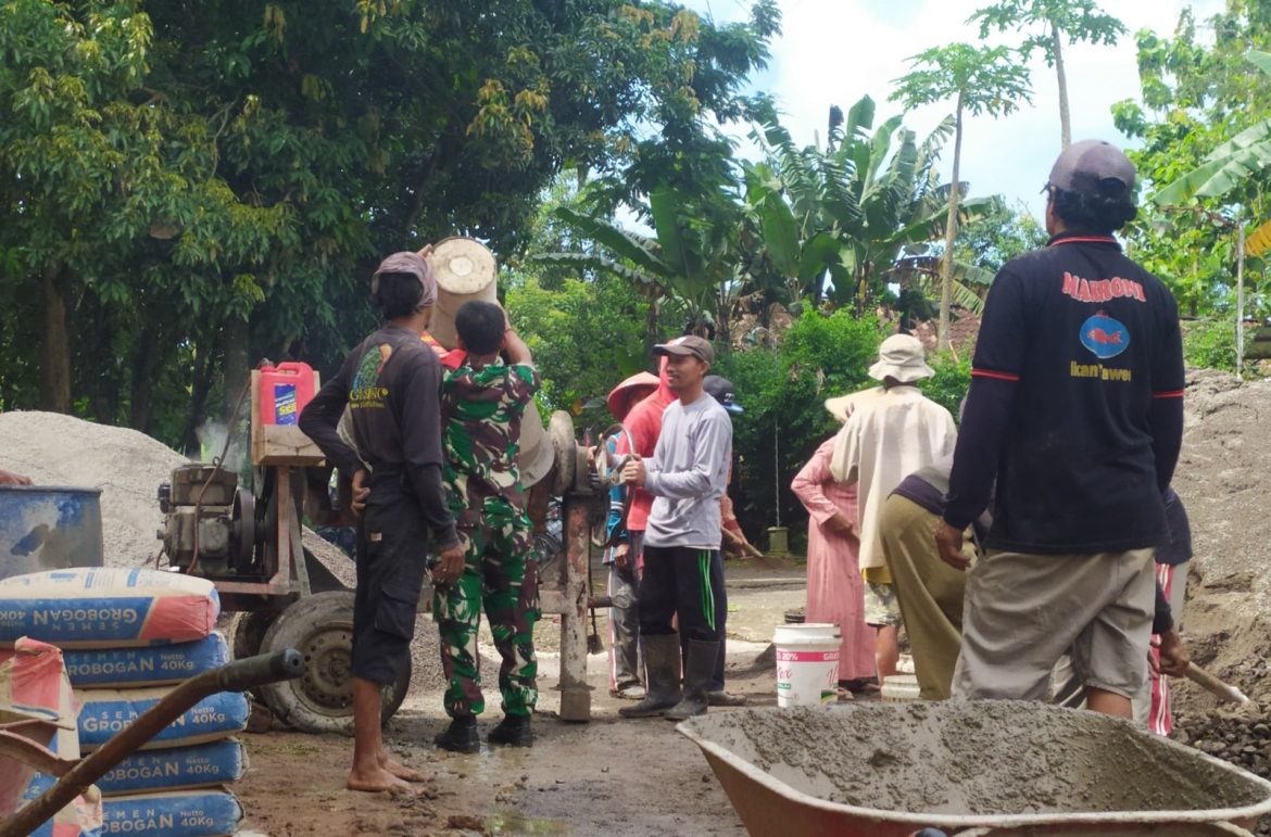 Serda Wahyudi Beraksi Angkat Adukan Semen untuk Cor Jalan Desa