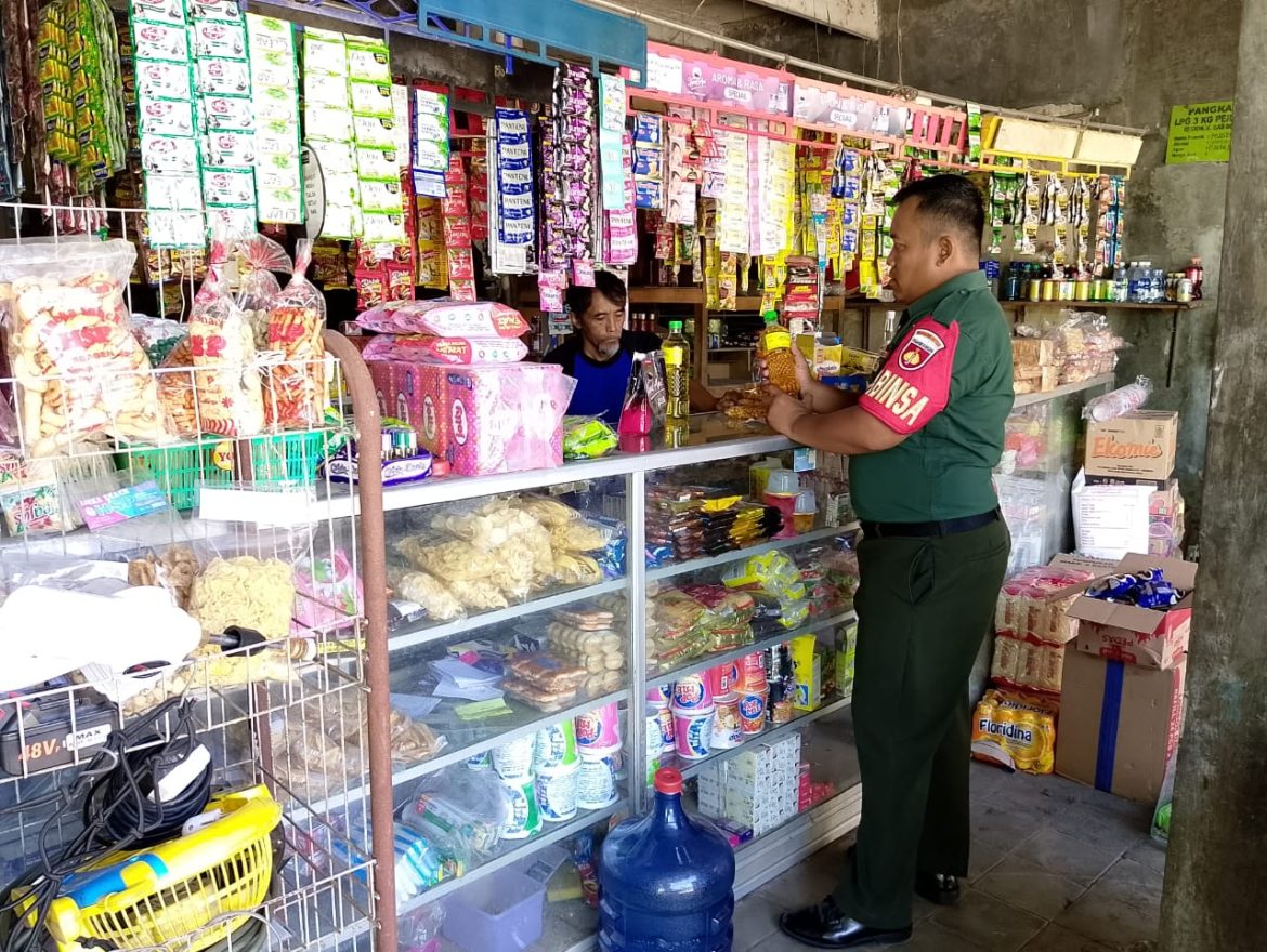 Babinsa Cek Kios, Pantau Harga Sembako