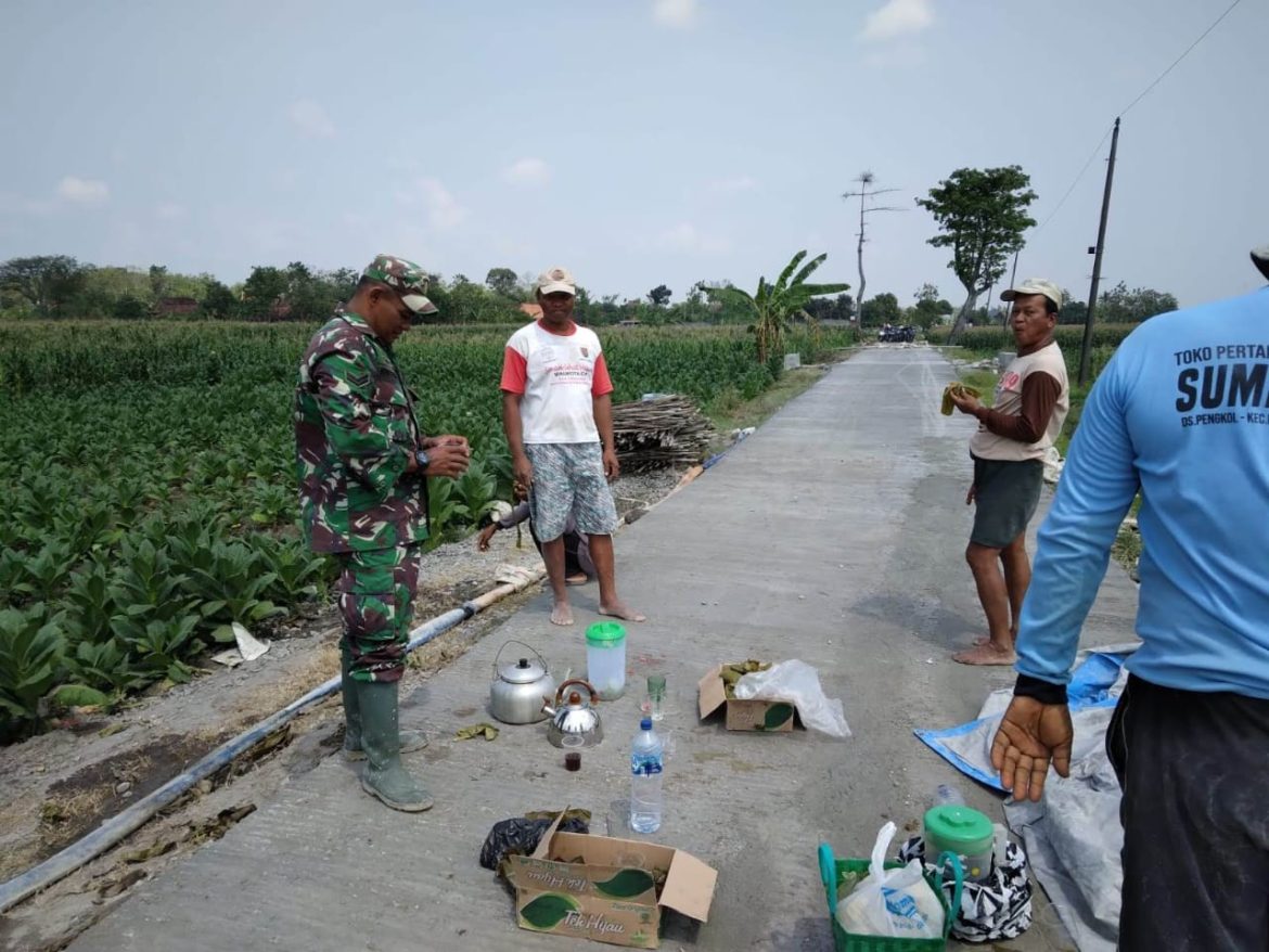 Babinsa Simo Bantu Warga Perbaiki Saluran Irigasi