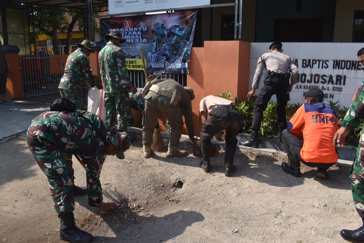 Jelang HUT TNI, Dandim Sragen Pimpin Bersih bersih Tempat ibadah, pasar dan pengobatan gratis