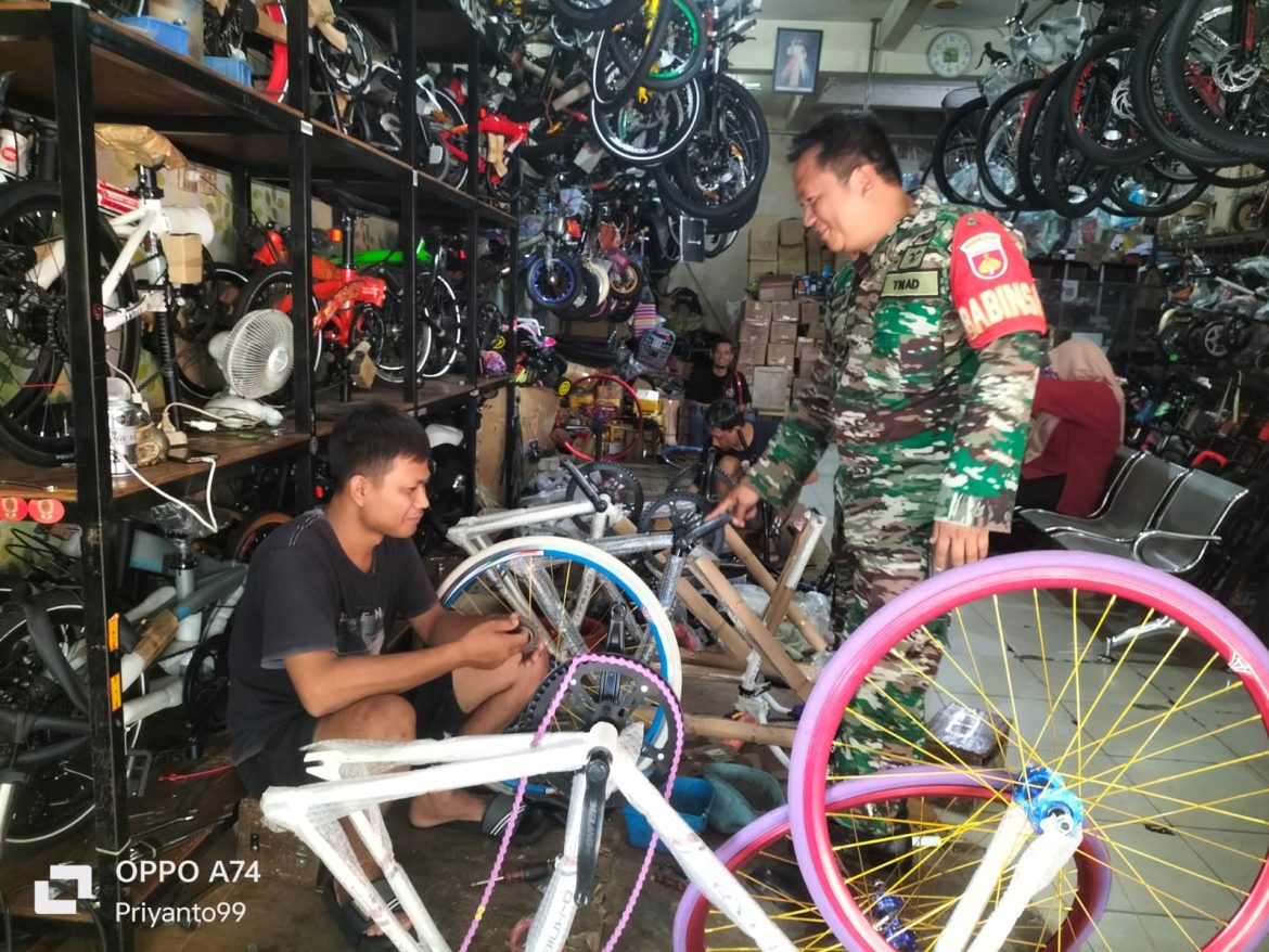 Ciptakan Kedekatan dengan Warga, Babinsa Jayengan Rutin Komsos.