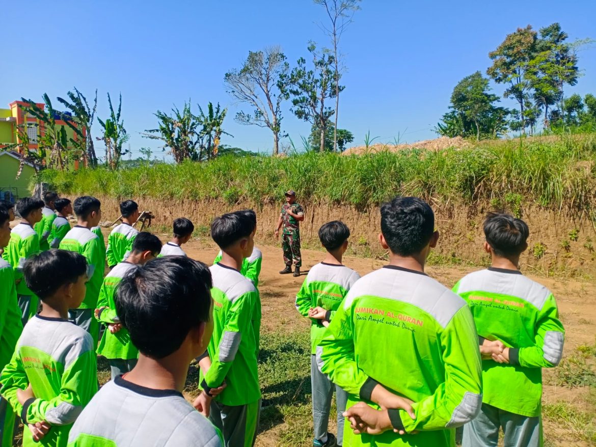 Babinsa Koramil 05/Ampel Berian materi Wasbang dan PBB di Pondok Pesantren Abi Umi