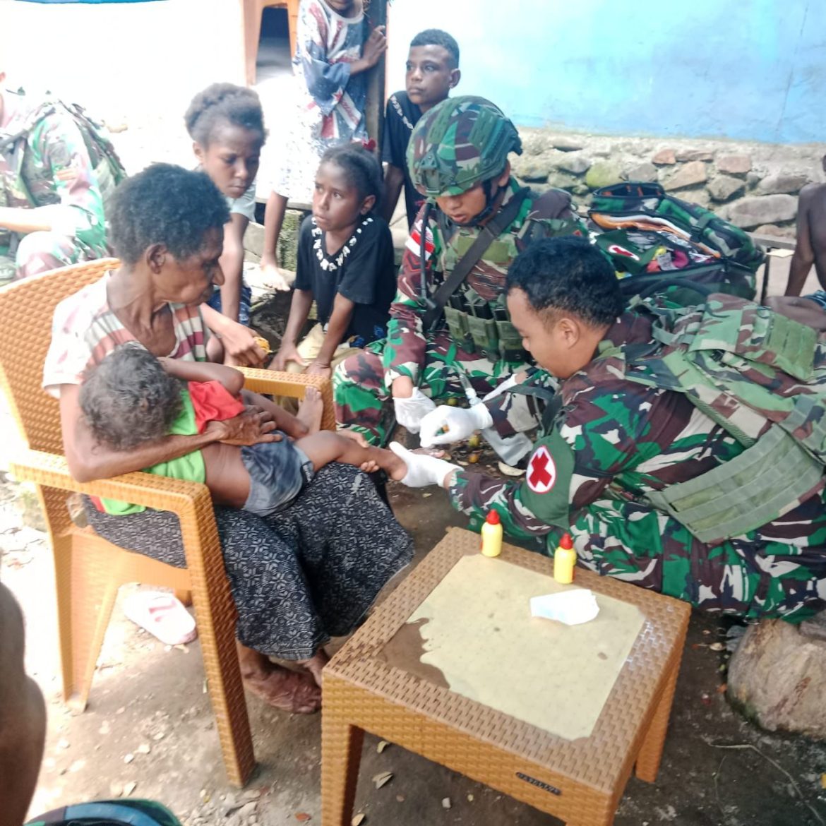 Satgas Yonif 642/Kps Berikan Perhatian Untuk Masyarakat di Pos Teluk Etna