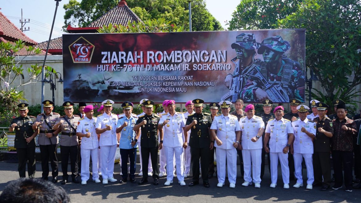 Danrem 081/DS Ikuti Ziarah Rombongan HUT ke-79 TNI di Makam Bung Karno