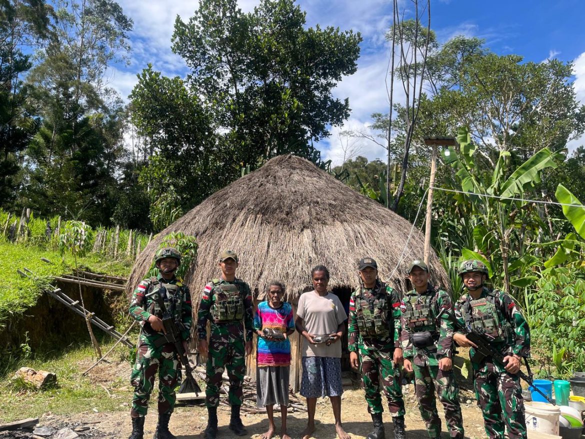 Perhatikan Keadaan Warga Binaanya, Satgas Yonif 641/Bru Laksanakan Anjangsana Sekaligus Bagikan Sembako di Kampung Kelila