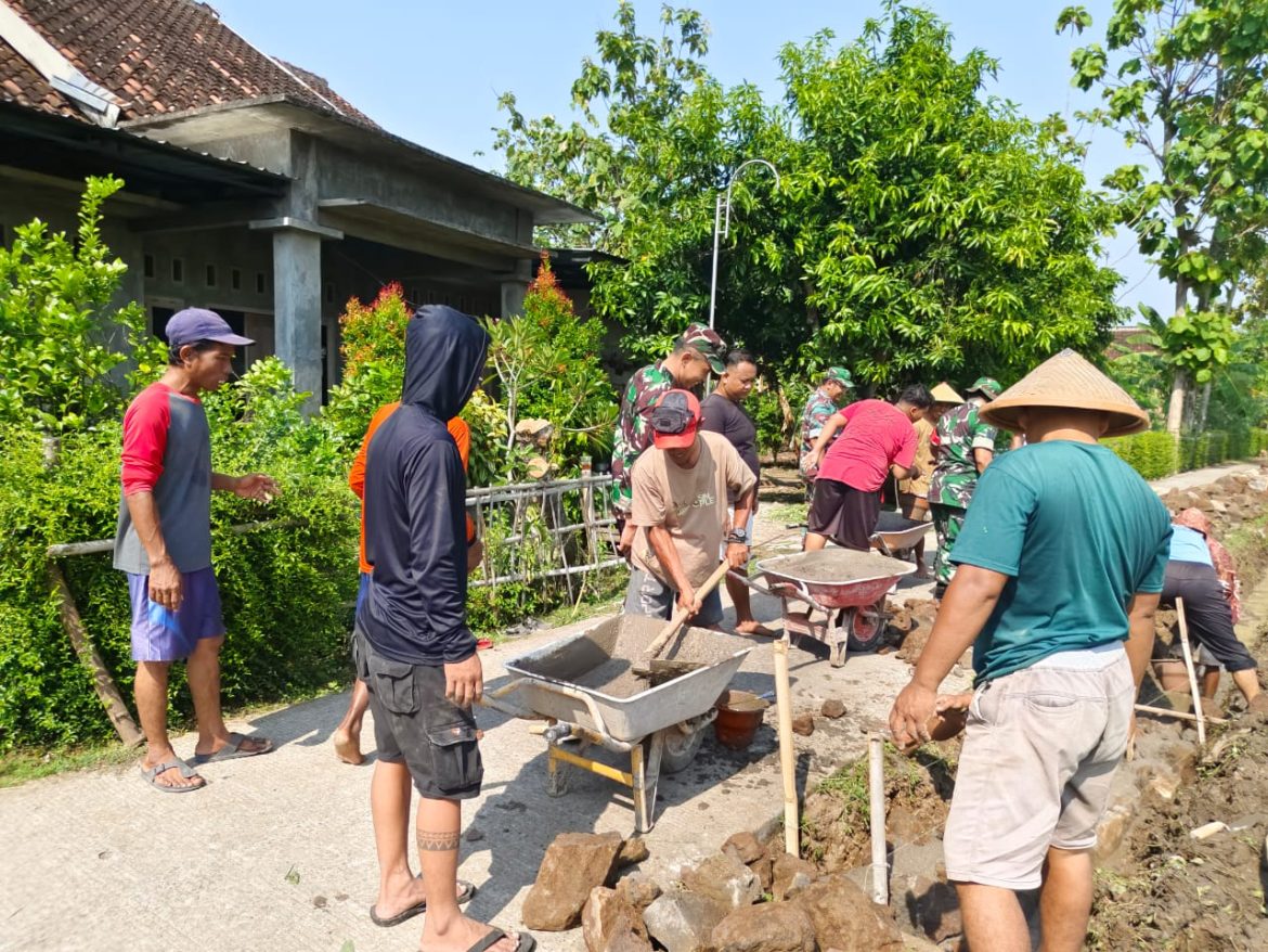 Danramil Karangmalang dan Warga Dukuh Jaten Guyub Bangun Talud Jalan Kampung